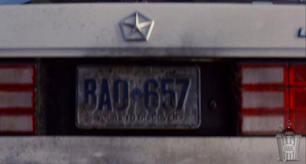 Por supuesto que los criminales van a estar en un carro que dice "BAD".